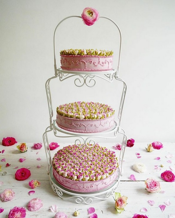 Не ви доаѓа да ги помирисате? Запознајте ја слаткарката од Берлин која дизајнира цветни торти