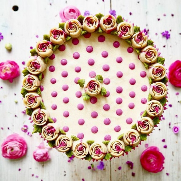 Не ви доаѓа да ги помирисате? Запознајте ја слаткарката од Берлин која дизајнира цветни торти