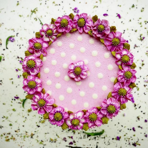 Не ви доаѓа да ги помирисате? Запознајте ја слаткарката од Берлин која дизајнира цветни торти