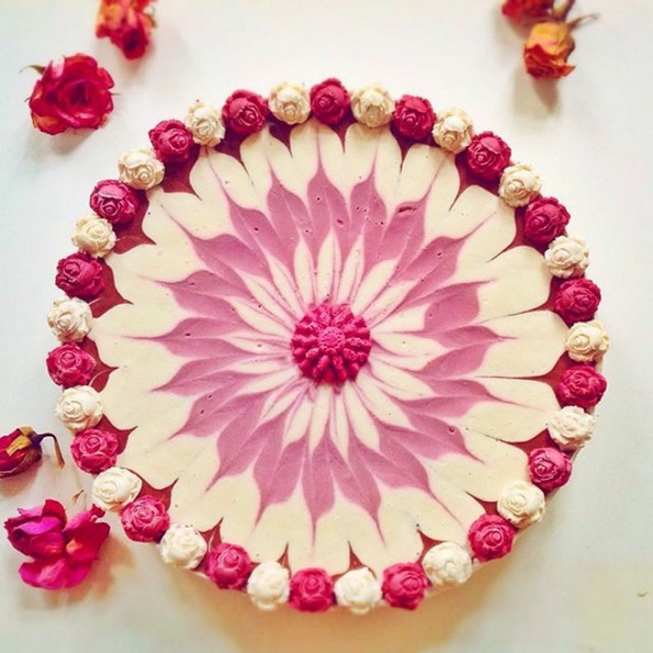 Не ви доаѓа да ги помирисате? Запознајте ја слаткарката од Берлин која дизајнира цветни торти