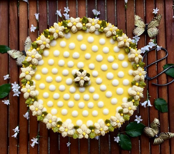 Не ви доаѓа да ги помирисате? Запознајте ја слаткарката од Берлин која дизајнира цветни торти