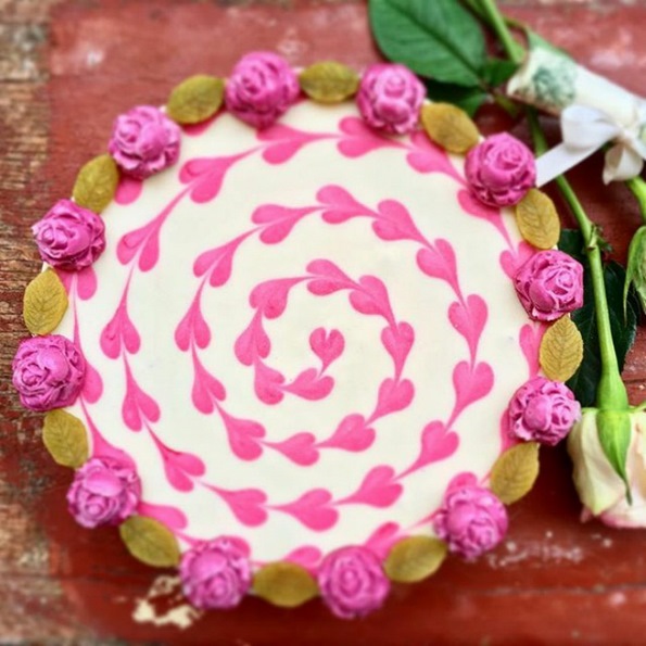 Не ви доаѓа да ги помирисате? Запознајте ја слаткарката од Берлин која дизајнира цветни торти