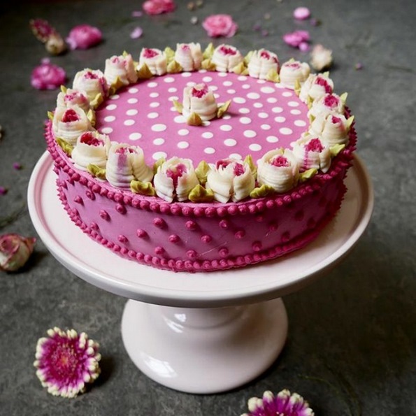 Не ви доаѓа да ги помирисате? Запознајте ја слаткарката од Берлин која дизајнира цветни торти