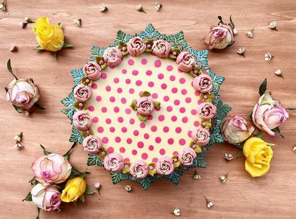 Не ви доаѓа да ги помирисате? Запознајте ја слаткарката од Берлин која дизајнира цветни торти