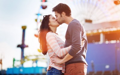 7 неверојатни работи што му се случуваат на вашето тело кога за прв пат ќе бакнете некого