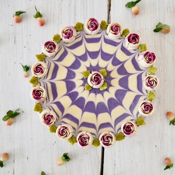 Не ви доаѓа да ги помирисате? Запознајте ја слаткарката од Берлин која дизајнира цветни торти