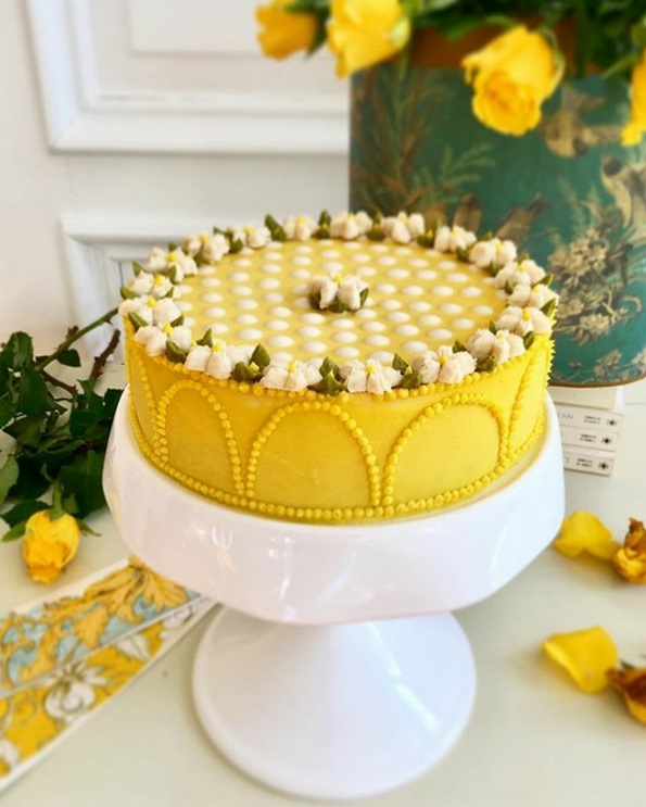 Не ви доаѓа да ги помирисате? Запознајте ја слаткарката од Берлин која дизајнира цветни торти