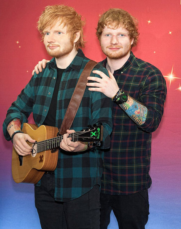 Познати личности позираат покрај нивните восочни фигури и фотографиите се урнебесни!