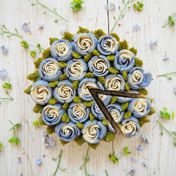 Не ви доаѓа да ги помирисате? Запознајте ја слаткарката од Берлин која дизајнира цветни торти