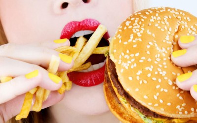 Науката открива: Држете си го носот додека јадете чизбургер за да не се здебелите