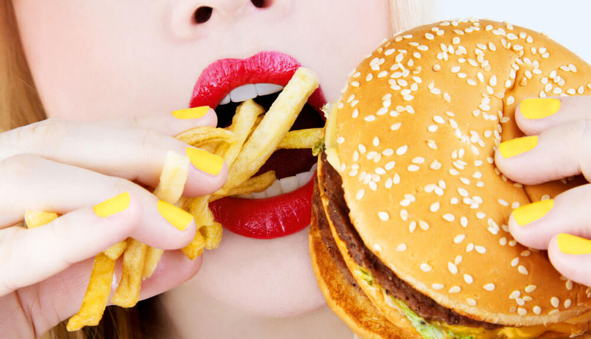 Науката открива: Држете си го носот додека јадете чизбургер за да не се здебелите