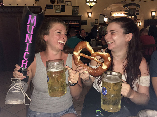 Девојка си ја претворила простетичката нога во табла за пишување и отишла на патување низ Европа