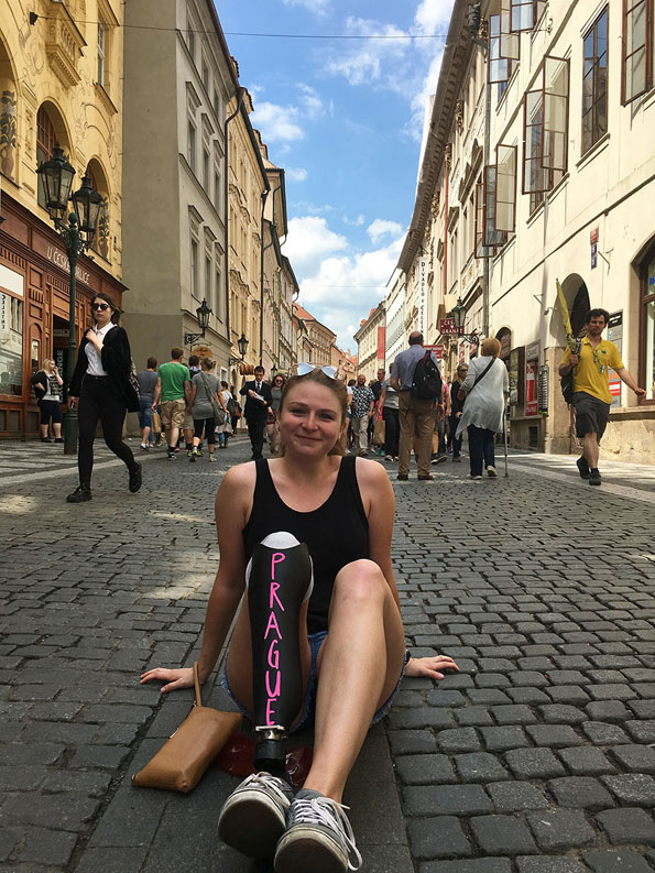 Девојка си ја претворила простетичката нога во табла за пишување и отишла на патување низ Европа