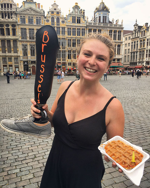 Девојка си ја претворила простетичката нога во табла за пишување и отишла на патување низ Европа