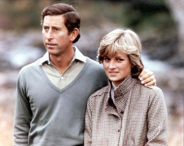 Дали забележувате нешто чудно кај фотографиите на Чарлс и Дијана?