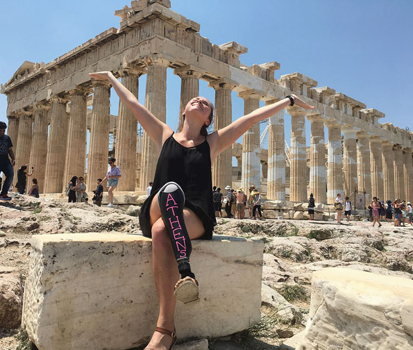 Девојка си ја претворила простетичката нога во табла за пишување и отишла на патување низ Европа