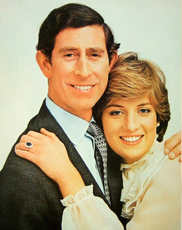 Дали забележувате нешто чудно кај фотографиите на Чарлс и Дијана?