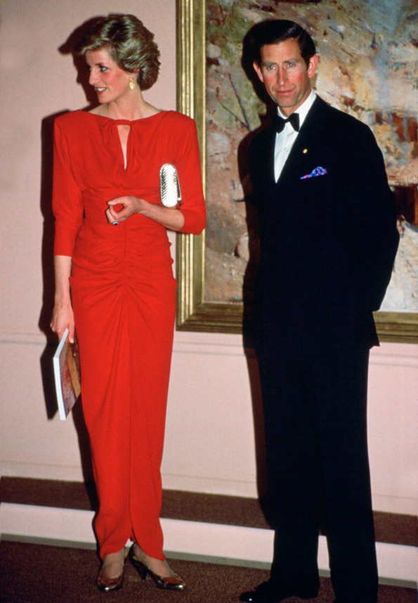 Дали забележувате нешто чудно кај фотографиите на Чарлс и Дијана?