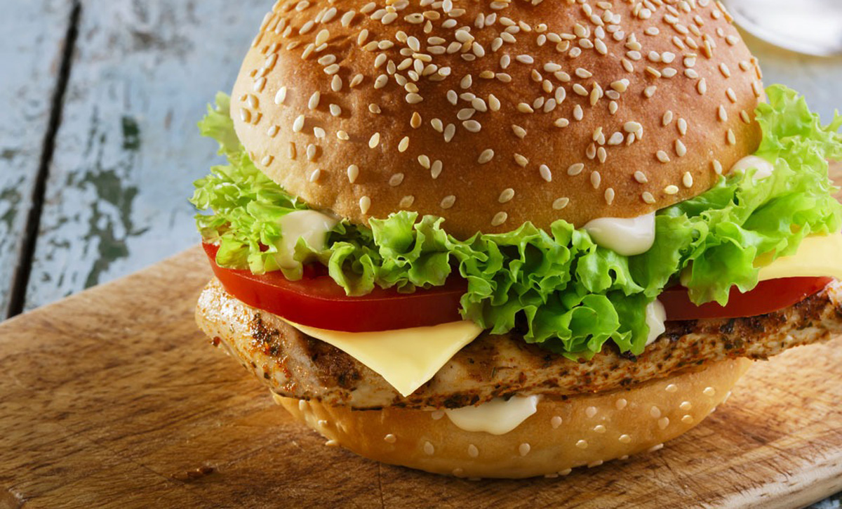 Дали сте знаеле дека најверојатно внесувате премногу протеини?