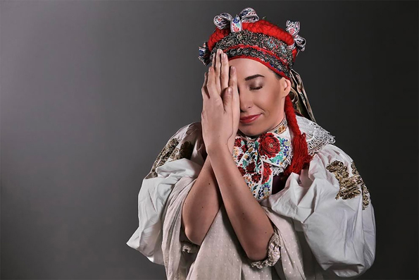 Запознајте ја Иванка Данисова: Моќни фотографии на жената родена со половина лице