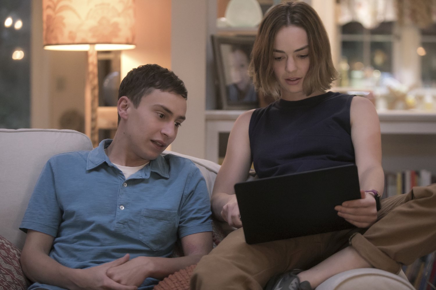 (2) tv-serija-atipichno-atypical-www.kafepauza.mk