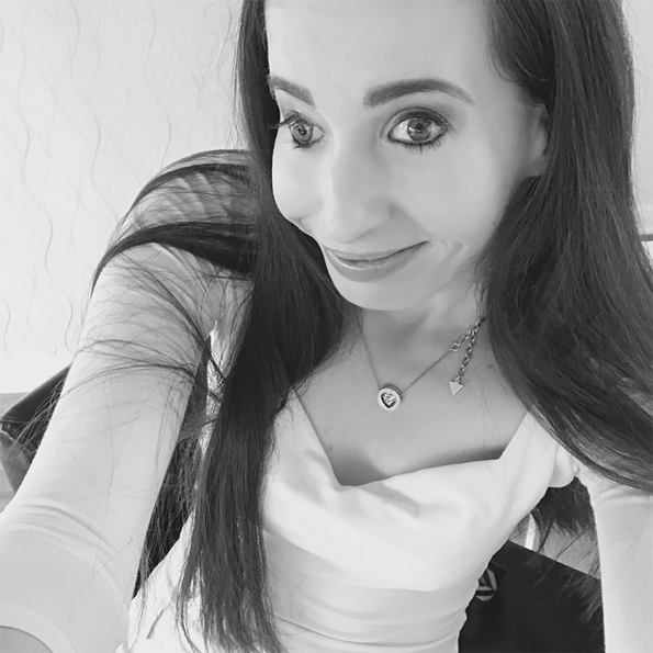 Запознајте ја Иванка Данисова: Моќни фотографии на жената родена со половина лице