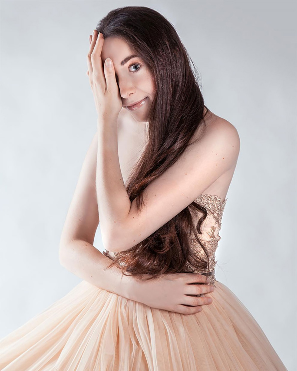 Запознајте ја Иванка Данисова: Моќни фотографии на жената родена со половина лице