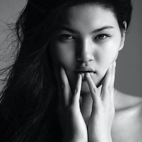 Погледнете ја оваа моделка од Азија која ги руши сите стереотипи со нејзините облини