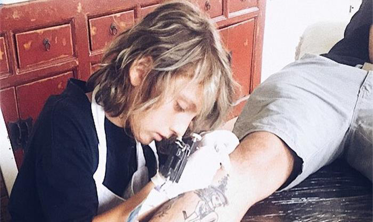 Запознајте го Езра „Ајкулата“: Најмладиот тату артист со неверојатен талент