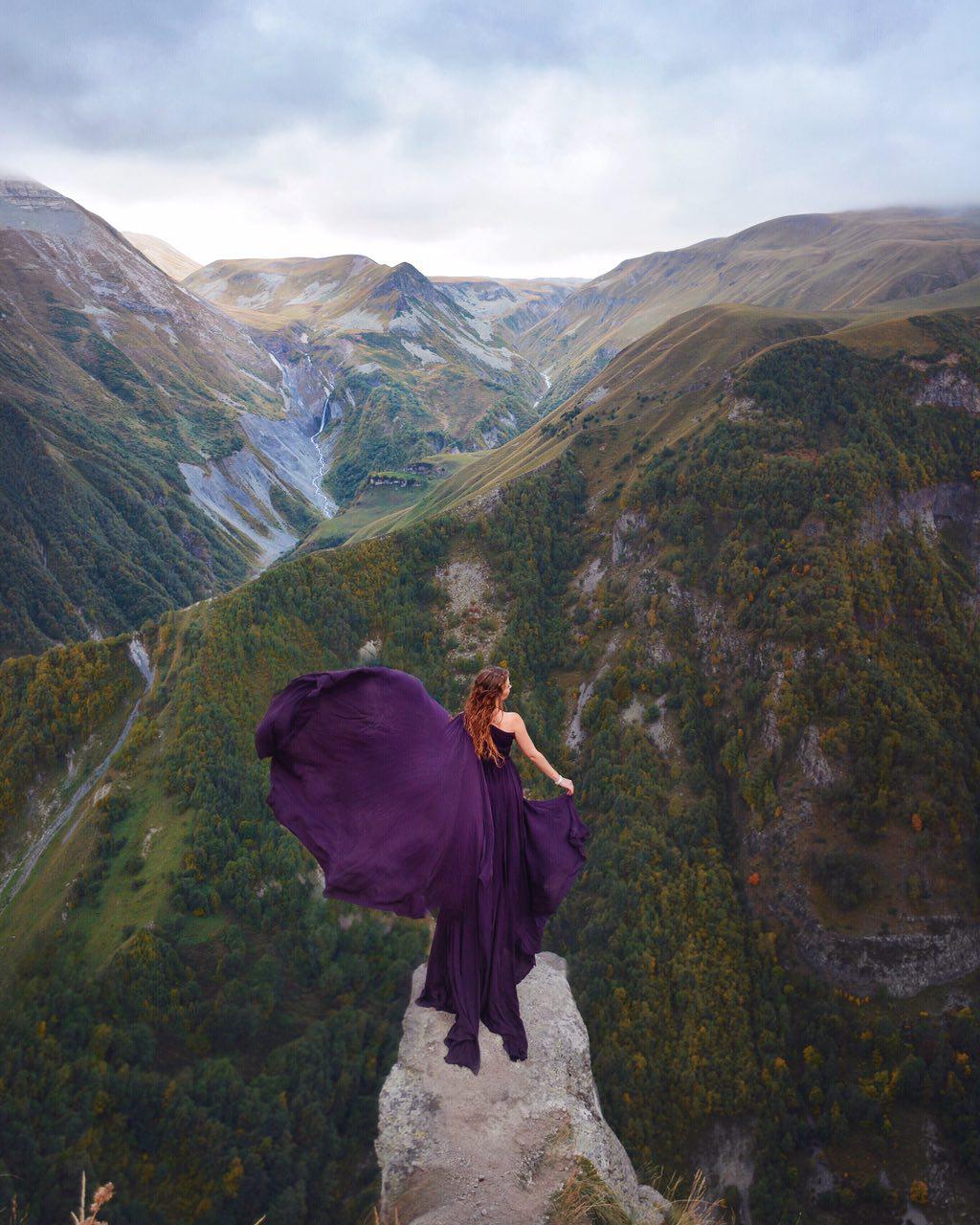 9-zapoznajte-ja-blogerkata-vo-chii-fotografii-glavniot-zbor-go-imaat-fustanite-www.kafepauza.mk_