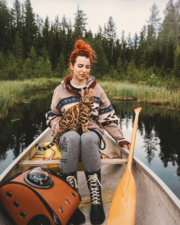 Запознајте ја Суки: Мачката што сигурно патува повеќе од вас!