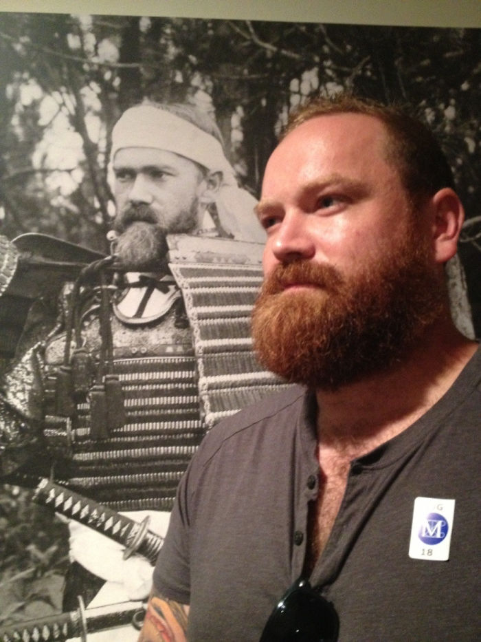 (4)lugje-koi-gi-pronashle-svoite-dvojnici-vo-muzej-kafepauza.mk