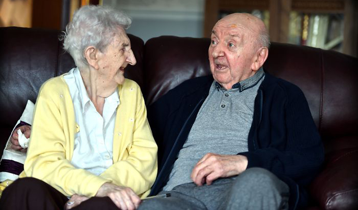 Една е мајка: 98-годишна жена се вселува во дом за старци за да се грижи за нејзиниот 80-годишен син