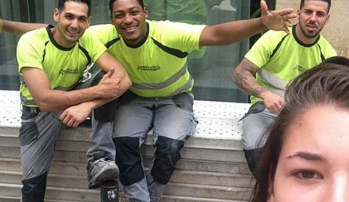 Девојка почнала да прави селфиња со сите мажи кои ѝ довикувале и свиркале на улица