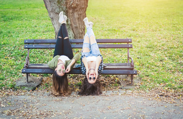 8 необични работи што сестрите се секогаш подготвени да ги направат една за друга