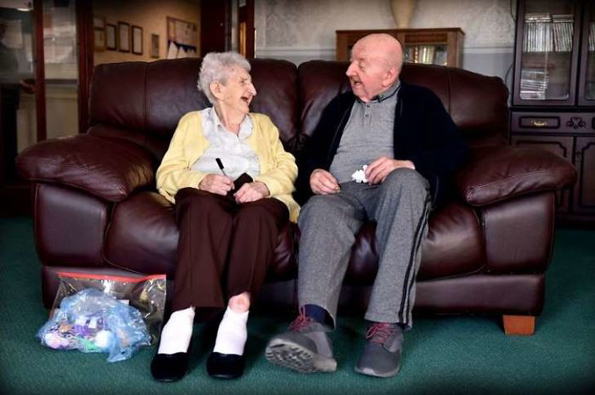 Една е мајка: 98-годишна жена се вселува во дом за старци за да се грижи за нејзиниот 80-годишен син