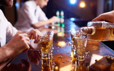 Научно докажано: Кој алкохолен пијалак ќе ви помогне да се чувствувате посекси?