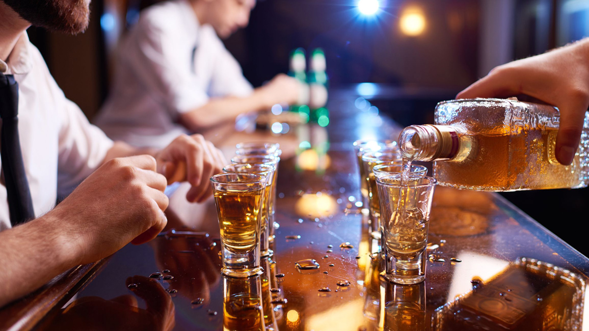 Научно докажано: Кој алкохолен пијалак ќе ви помогне да се чувствувате посекси?