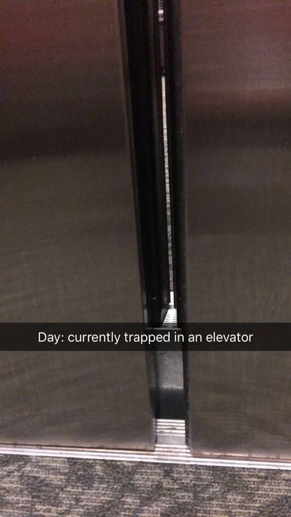 Студент по медицина се заглавил во лифт и докажал дека докторите имаат одлична смисла за хумор