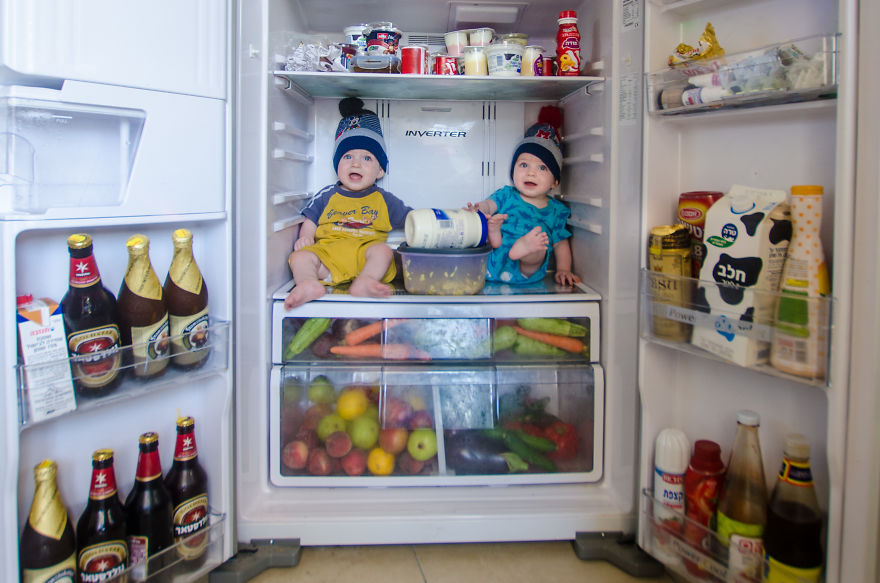 (10)fotograf-koj-pravi-neverojatni-fotografii-so-negovite-bliznachinja-kafepauza.mk