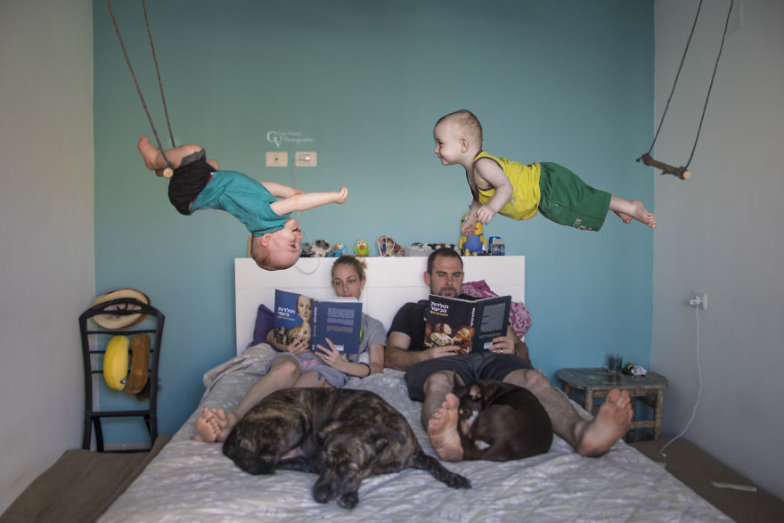 (11)fotograf-koj-pravi-neverojatni-fotografii-so-negovite-bliznachinja-kafepauza.mk