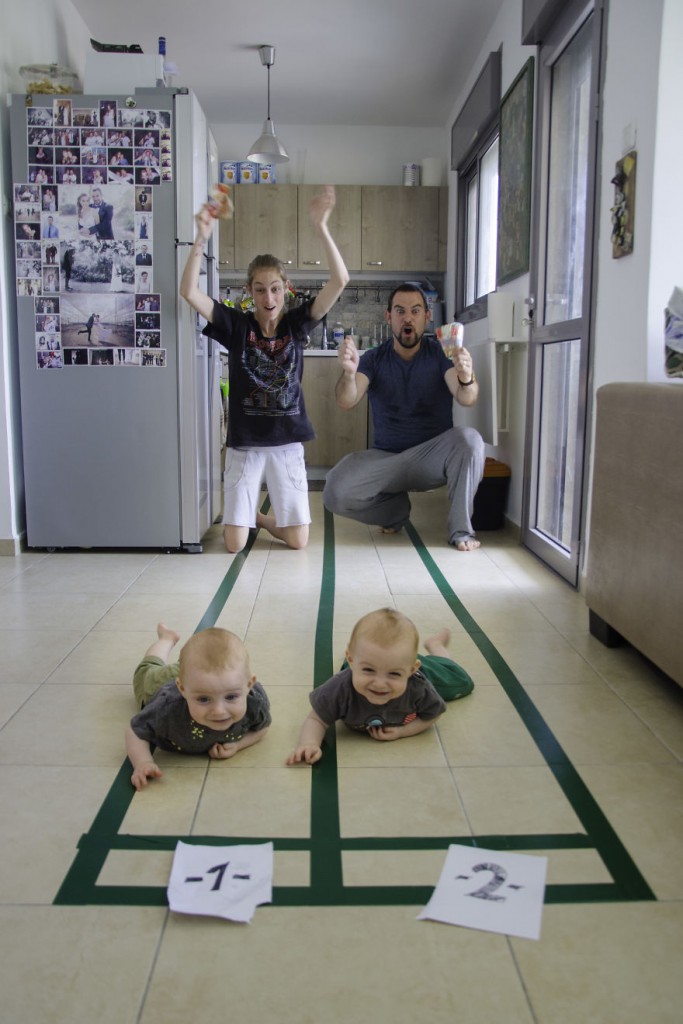 (7)fotograf-koj-pravi-neverojatni-fotografii-so-negovite-bliznachinja-kafepauza.mk