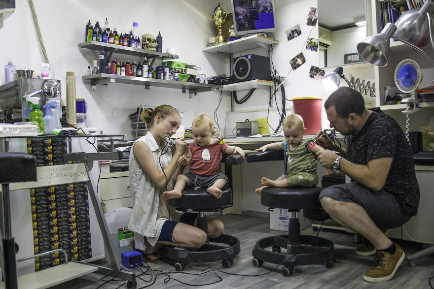 (9)fotograf-koj-pravi-neverojatni-fotografii-so-negovite-bliznachinja-kafepauza.mk