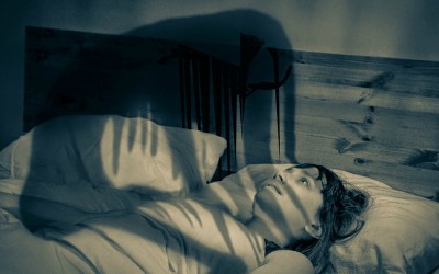 13 застрашувачки работи што треба да ги знаете за парализата при спиењето