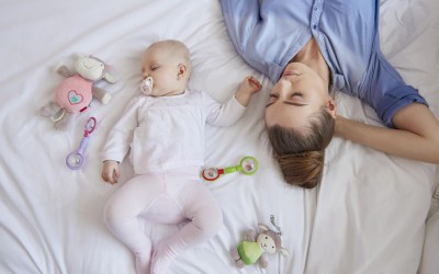 Интересно откритие: Бебињата треба да спијат со нивните мајки додека не наполнат 3 години