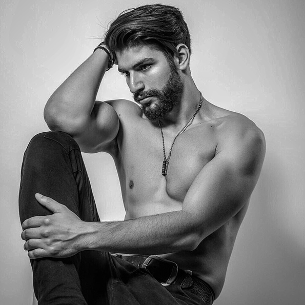 Згодни и неодоливи: Како изгледа денот на најуспешните машки модели во Македонија?