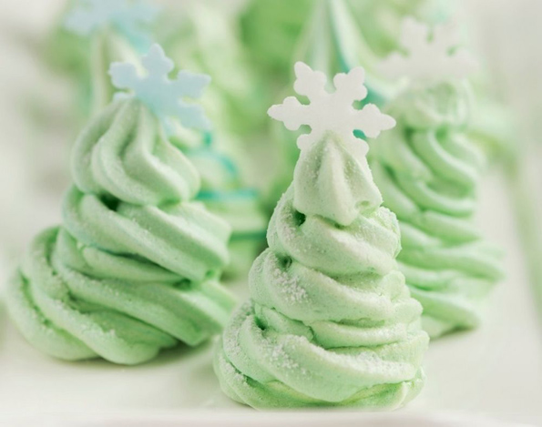 Изненадете ги вашите најблиски со овие 3 брзи десерти во форма на елка!
