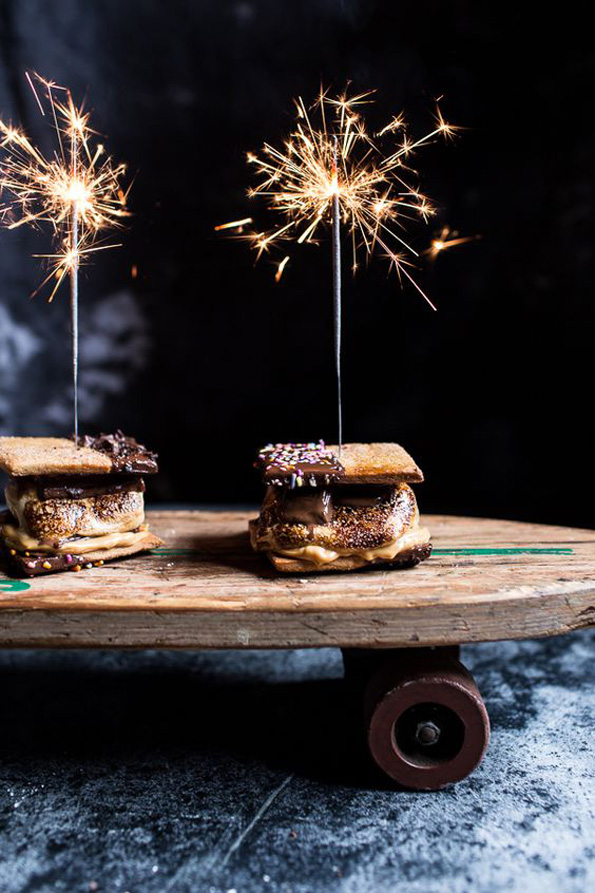 Генијални идеи за фотографии со огнени прскалки кои ќе ви помогнат да блеснете на новогодишната ноќ!