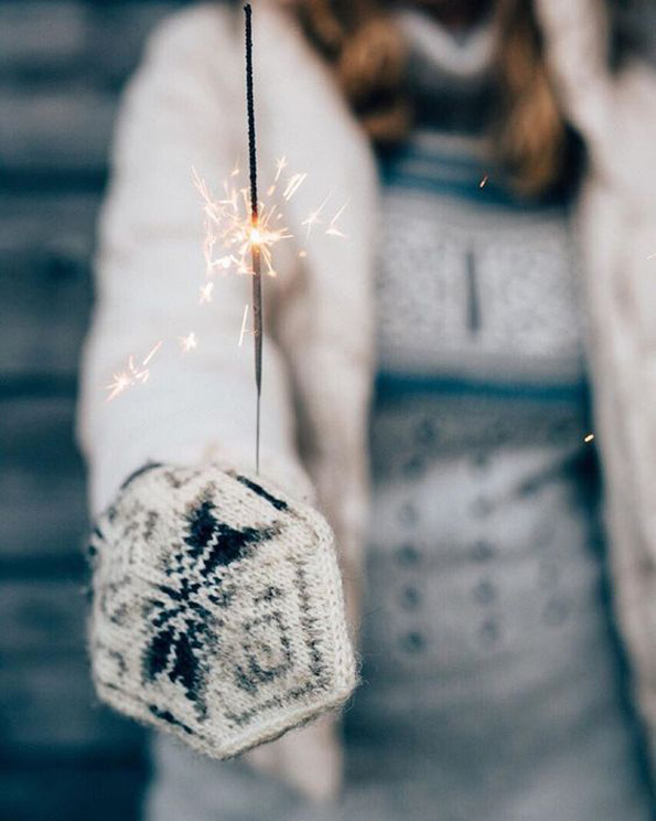 Генијални идеи за фотографии со огнени прскалки кои ќе ви помогнат да блеснете на новогодишната ноќ!