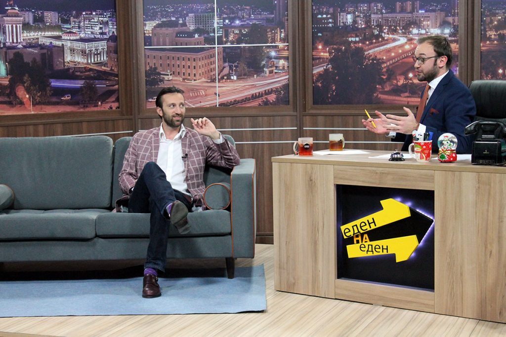 Ќе има смеење: Сашко Коцев гостин во „Еден на Еден“ (ВИДЕО)